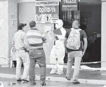  ?? FOTO: EL DEBATE ?? > Un trabajador de salud atiende a ciudadanos afuera de un hospital covid.
