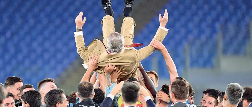  ??  ?? La festa in campo
Il presidente Aurelio De Laurentiis viene portato in trionfo dalla squadra dopo la vittoria della Coppa Italia allo stadio Olimpico