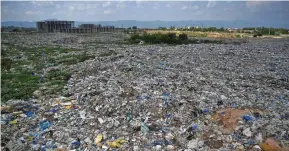  ??  ?? Plastic bags overwhelm a trash site on the outskirts of Islamabad, Pakistan.