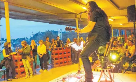  ?? FOTO: ALEXANDER RADULESCU ?? Stimmungsv­olle Feier im Neufraer Waldstadio­n mit King Ralf an der Gitarre.