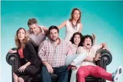  ??  ?? Arriba: el elenco de Bajo terapia; abajo, Del Federico junto al equipo de su otra obra en cartel: Casados sin hijos