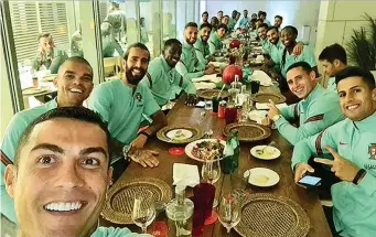  ??  ?? Il selfie di Cristiano Ronaldo, 35 anni, con i compagni della nazionale portoghese: positivo, salterà la gara con la Svezia