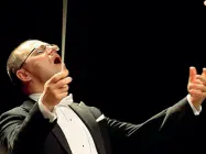  ??  ?? La bacchetta Arvo Volmer, nato in Estonia, dirigerà per altri tre anni l’orchestra Haydn