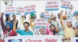  ?? SAMEER SEHGAL/HT ?? ■ Aam Aadmi Party workers protesting against the state government in Amritsar on Friday.