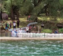  ??  ?? Hay que cuidarlas. La fundación instó a la población de las riveras del lago y a los visitantes de este destino turístico para que se brinde el cuidado adecuado a las siete estructura­s.