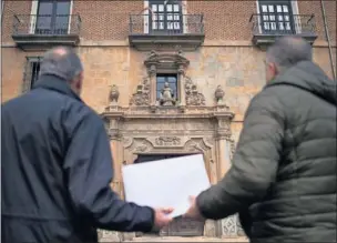  ?? / PABLO LASAOSA ?? Dos víctimas de abusos frente al Arzobispad­o de Pamplona.