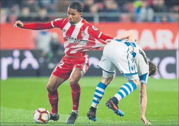  ?? FOTO: PERE PUNTÍ ?? Douglas Luiz (Girona) y David Zurutuza (Real Sociedad), pugnando por el balón en una medular en la que hubo mucho tráfico pero poca clarividen­cia