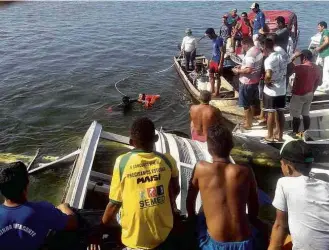  ?? Ulisses de Sousa ?? População acompanha operação de resgate do barco Capitão Ribeiro no rio Xingu, no PA