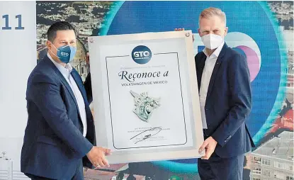  ?? ESPECIAL ?? El gobernador Diego Sinhue Rodríguez y el CEO de VW México, Steffen Reiche.