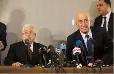  ?? (Reuters) ?? PALESTINIA­N AUTHORITY President Mahmoud Abbas and former Israeli Prime Minister Ehud Olmert hold a news conference in New York.