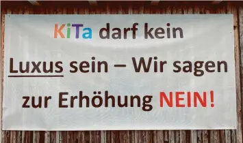  ?? Foto: Katrin Bischoff ?? Mit Plakaten wehren sich Hiltenfing­er Eltern gegen die satte Erhöhung der Kindergart­engebühren.