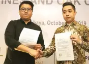  ?? FRIZAL/JAWA POS ?? KERJA SAMA: Direktur Utama PT Oase Arta Kapital Lawrence Tjandra (kanan) bersama Isaac Nugraha Munandar kemarin.