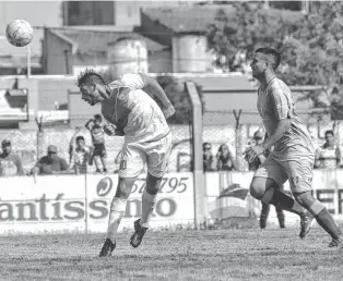  ??  ?? de cabeza, convierte el 1-0. Lo sufre, de cerca, Juan Manuel Figueroa. Claudio Apud,