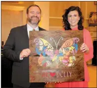  ?? ?? Kyle and Brooke Bridges with a painting she created for Dolly Parton.