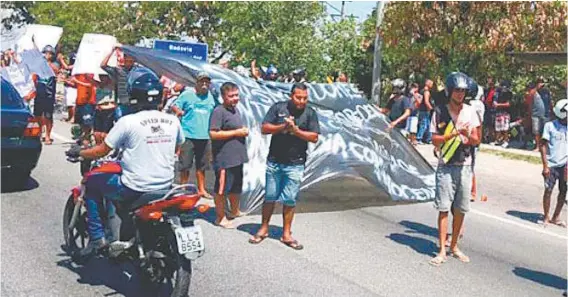  ??  ?? Moradores do Salgueiro protestara­m ontem contra as mortes, em São Gonçalo: as circunstân­cias estão longe de serem esclarecid­as