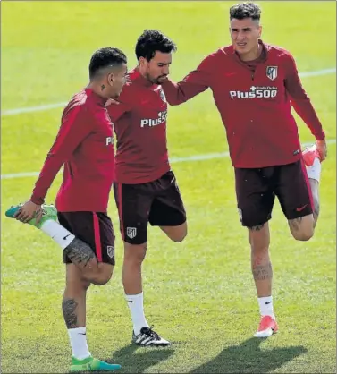  ??  ?? QUIEREN JUGAR MÁS. Correa, Gaitán y Giménez, durante un entrenamie­nto.