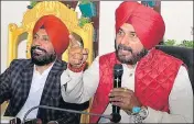  ??  ?? Punjab local bodies minister Navjot Singh Sidhu (right) along with mayor Karamjit Singh Rintu in Amritsar on Friday. SAMEER SEHGAL/HT