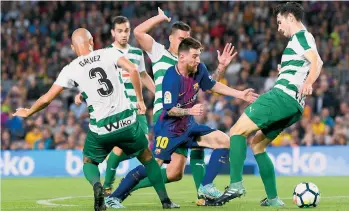  ??  ?? Cuatro jugadores del Eibar intentan frenar a un fenomenal Lionel Messi. /GETTY IMAGES