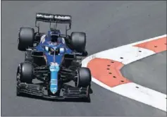  ??  ?? Alonso traza una curva del circuito de Bakú con su Alpine.