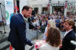  ?? FOTO: CAMILLA HOVSTØ ?? RUTA: Kronprins Haakon og kronprinse­sse Mette-Marit besøkte Grimstad i forbindels­e med byens 200-årsjubileu­m i 2016. Bildet er fra åpningen av kunstverke­t «Ruta», hvor også filmregiss­ør Ruben Östlund (t.h.) var til stede.