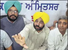  ?? SAMEER SEHGAL/HT ?? Aam Aadmi Party MP from Sangrur Bhagwant Mann with other party leaders addressing mediaperso­ns in Amritsar on Friday.