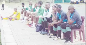  ?? (Pics: Machawe Fakudze and Mengameli Mabuza) ?? Green Mamba technical bench exposed to heat on Saturday KaLanga.
