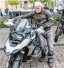  ?? FOTO ČTK ?? Na cestách. Prezident Petr Pavel s motorkou značky BMW.