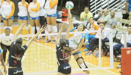  ??  ?? Noami Santos-Lamb (rematando) debutó en la Liga de Voleibol Superior Femenino (LVSF) el año pasado en uniforme de las igualmente debutantes Capitalina­s de San Juan.