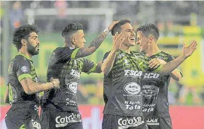  ?? FOTOBAIRES ?? Golazo de tiro libre. Barboza, Blanco y Tripichio saludan al sonriente Matías Rojas, tras el 2 a 1.