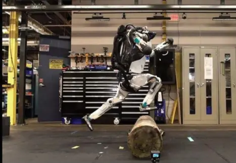  ??  ?? De jongste prestatie van Atlas, een robot van het bedrijf Boston Dynamics: hij beoefent nu ook parkour, de loopdiscip­line waarbij hinderniss­en overwonnen moeten worden.