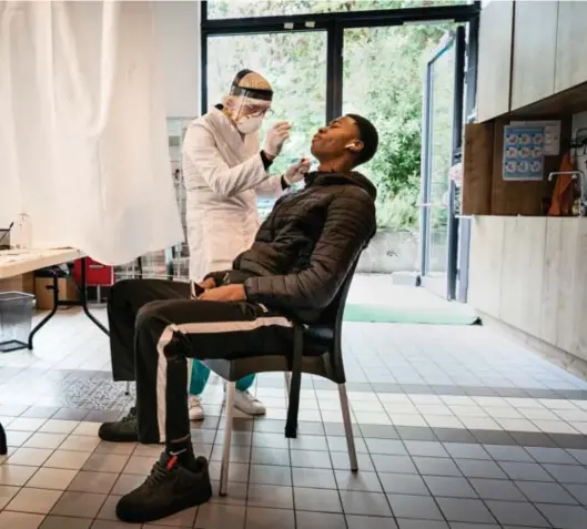  ??  ?? Ezekiel (16) laat zich testen. Twee klasgenote­n van de boomlange basketbals­peler raakten besmet en nu is hij zijn reukzin verloren.