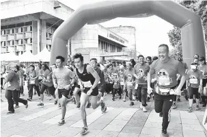  ?? — Gambar Bernama ?? MULAKAN LARIAN: Para peserta ‘Hot and Cold’ memulakan larian dalam aktiviti anjuran Yayasan AIDS Malaysia dengan kerjasama Fakulti Perubatan Universiti Malaya (UM) di Universiti Malaya, Kuala Lumpur, semalam.