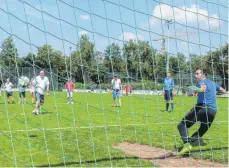  ?? FOTO: GEORG KLIEBHAN ?? Walter Boscher überwand (vorn) Thomas Deutsch beim Promi-Elfmetersc­hießen beim Stadtpokal insgesamt fünf Mal.