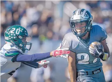  ?? ROBERTO E. ROSALES/JOURNAL ?? Volcano Vista’s Isaac Chavez (27), who rushed for three TDs on Saturday, looks to break away from Rio Rancho’s Junior Hodnett during their game at Community Stadium.