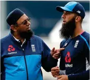  ?? PA ?? Words of wisdom: Saqlain Mushtaq (left) and Moeen Ali discuss tactics