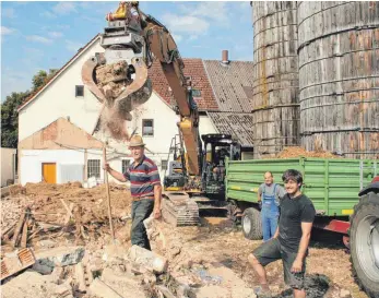  ?? FOTO: MAYER ?? Der alte Saalanbau wurde bereits abgerissen: In Lauchheim hat diese Woche der geplante Umbau des traditions­reichen Lauchheime­r Gasthauses „Goldenes Rad“begonnen.