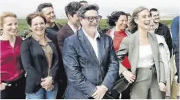  ?? Andreu Dalmau / Efe ?? Foto de familia de la lista de los Comuns, con Albiach a la derecha.