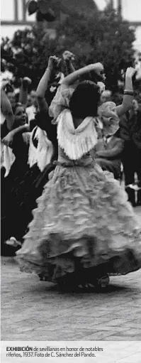  ??  ?? EXHIBICIÓN de sevillanas en honor de notables rifeños, 1937. Foto de C. Sánchez del Pando.