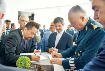  ??  ?? El general Salvador Cienfuegos Zepeda, secretario de la Defensa Nacional, participó en la presentaci­ón del libro Numeralia del Ejército y Fuerza Aérea Mexicana en el Siglo XXI, otra visión, donde habló de la ley de seguridad.