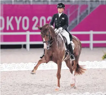  ?? FOTO: FRISO GENTSCH/DPA ?? Isabell Werth will mit ihrem Pferd Bella Rose Gold in der Dressur-einzelkür gewinnen. Ihre deutsche Teamkolleg­in Jessica von Bredow-werndl will das aber auch.