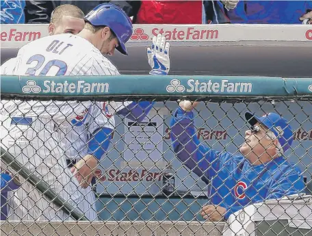  ?? | NAM Y. HUH/AP ?? Mike Olt is congratula­ted by manager Rick Renteria after hitting a solo home run in the second inning. Darwin Barney and Welington Castillo also homered.