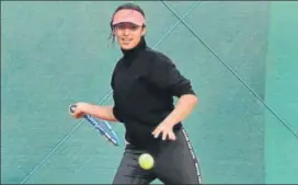  ?? SDSTA ?? Arshia Khan plays a forehand shot during her semifinal match in Lucknow on Thursday.