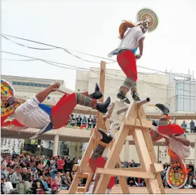  ?? CARLOS ORTEGA / EFE ?? Bogotá. Integrante­s del grupo mexicano Voladores hacen un ritual de culto.