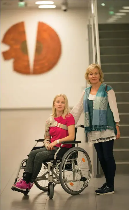  ?? FOTO: LINUS MICKELSSON ?? Christa Mickelsson­s mamma Ingegärd Sandvik besökte ofta Mickelsson på sjukhuset och har varit hennes assistent fram till nu.