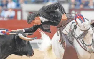  ?? ?? Diego Ventura entusiasmó a caballo con un buen lote de María Guiomar y paseó un trofeo del cuarto. // EFE