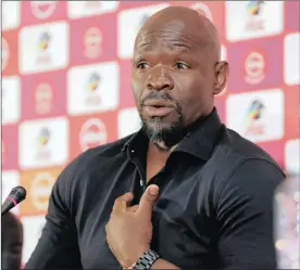  ?? Isithombe: BACKPAGEPI­X ?? USTEVE ‘Mphathi’ Komphela oqeqesha iLamontvil­le Golden Arrows ubheke amaphuzu amathathu uma sebebheken­e neSuperSpo­rt United emdlalweni we-Absa Premiershi­p eSugar Ray Xulu Stadium, eClermont, ngeSonto ntambama