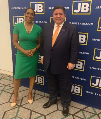  ?? LA RAZA ?? El gobernador de Illinois JB Pritzker (der.) y la vicegobern­adora Juliana Stratton, del Partido Demócrata, buscan la reelección en sus cargos en las elecciones del próximo 8 de noviembre.