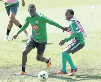  ?? Picture: ANESH DEBIKY/ GALLO IMAGES ?? TIMING IS EVERYTHING: Siyanda Xulu, left, and Siphesihle Ndlovu practise their moves during the Bafana Bafana training session at the Princess Magogo Stadium in Durban before Saturday’s Libya game