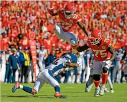  ??  ?? Kareem Hunt salta sobre el safety Will Parks para enfilarse a las diagonales.