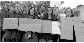  ??  ?? Des parents d’élèves se sont rassemblés, mercredi 5 octobre devant le collège Darius-milhaud, pour réclamer la nomination de professeur­s sur deux postes non pourvus.